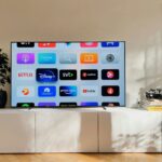 Smart-TV mit Logos von Netflix, Amazon Prime Video und Disney Plus auf dem Bildschirm